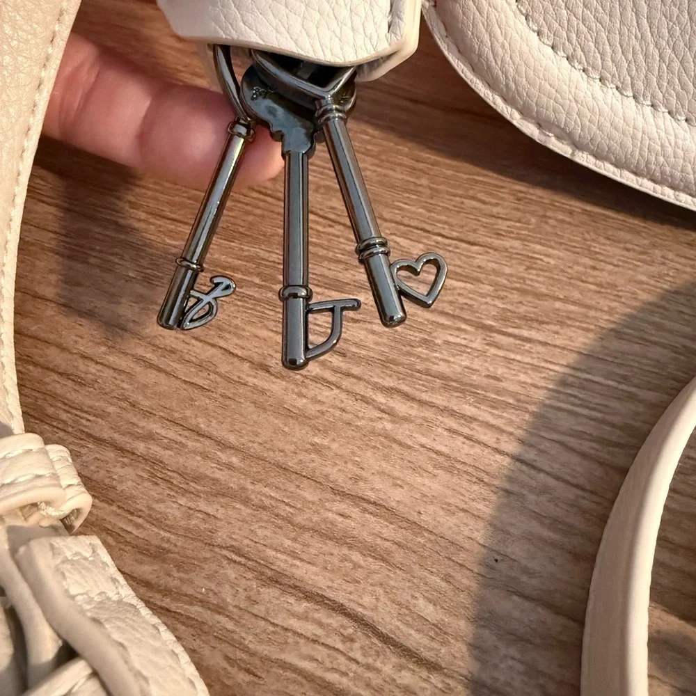 BETSEY JOHNSON Creamy Satchel/Crossbody, NWT - Picture 5 of 13